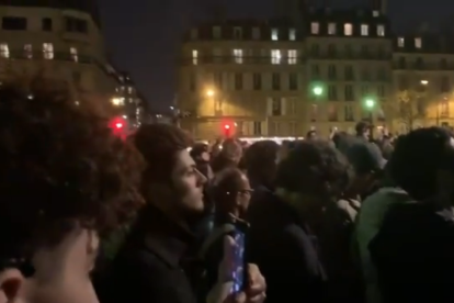 Els parisencs fan homenatge a Notre Dame