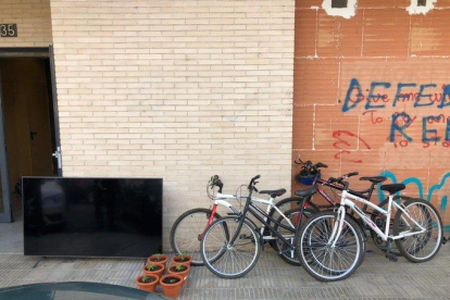 El televisior y las bicicletas recuperadas por la policía