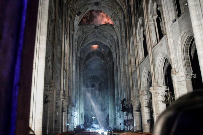 Així ha quedat l’interior de la catedral de Notre-Dame després de l’incendi.