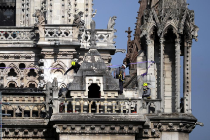 Bomberos inspeccionas este miércoles la fachada de la catedral de Notre Dame de París.