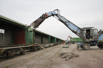 L’operació de desballestament de vagons antics al Pla de Vilanoveta.