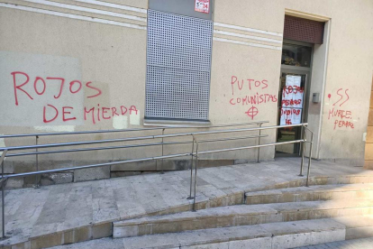 Aparecen pintadas fascistas en el monumento a Companys de Lleida y en el local social del Escorxador