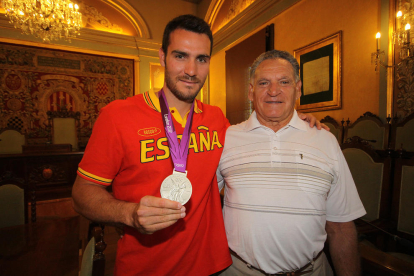 Joaquim Larroya, amb Saúl Craviotto en l’homenatge de la Paeria a aquest últim al guanyar la medalla de plata a Londres 2012.
