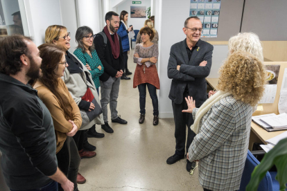 El alcalde de Lleida, Miquel Pueyo, ha visitado este miércoles las instalaciones de Mercolleida, donde está situada la Oficina de Derechos Humanos del ayuntamiento, entre otras dependencias municipales.