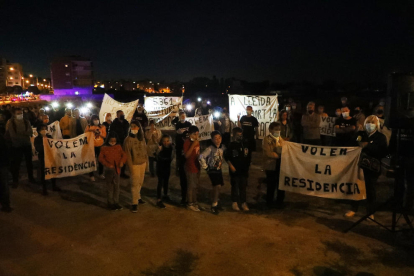 Més de cinc-centes persones es van manifestar ahir per reclamar una residència a Pardinyes i contra l’alberg projectat per la Paeria.