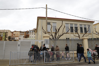 Alumnes i pares entrant ahir al col·legi Àngel Guimerà de Balaguer.