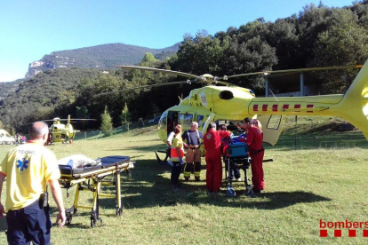 Servicios sanitarios atienden a trabajadores heridos en un siniestro laboral en La Garrotxa, en 2018.