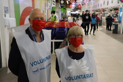 Una voluntària del Gran Recapte informa uns clients ahir al Carrefour.