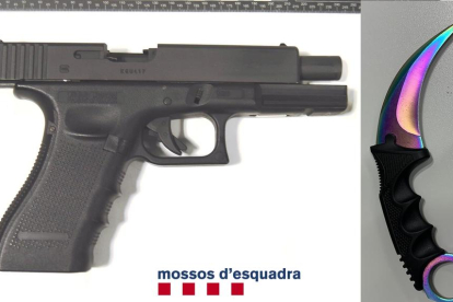 Imagen de la pistola y el puñal utilizados por los ladrones durante el atraco. 