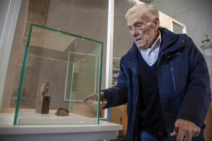 El historiador Ramon Boleda, ayer junto a una de las piezas que integran el nuevo museo.