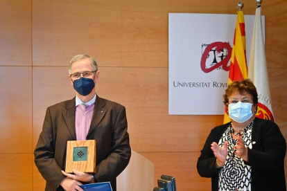 El catedràtic de Cirurgia Joan Viñas, ahir, amb la presidenta de la Xarxa Vives, María José Figueras.