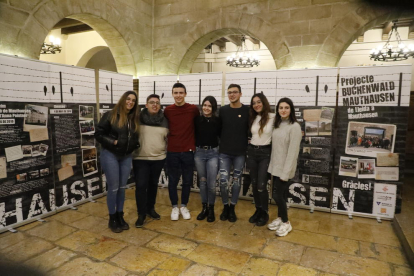Algunos de los alumnos leridanos que viajaron a Mauthausen en la presentación ayer, en la Paeria.