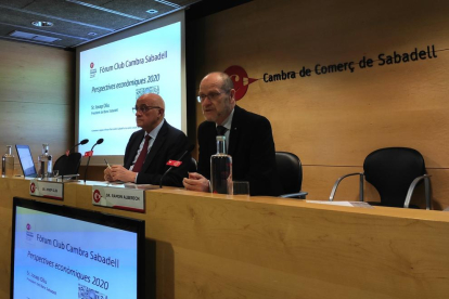 Josep Oliu (izq), junto al presidente de la Cámara de Sabadell.