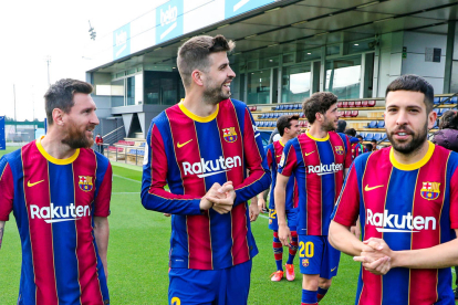 Messi, Piqué i Jordi Alba durant la sessió fotogràfica de dimarts.
