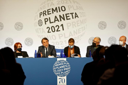 El president del Grup Planeta, José Creuheras, ahir a Barcelona entre Rosa Regàs i Carmen Posadas.