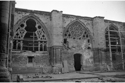 Inicio de la restauración del claustro de la Seu Vella, en los años 50.
