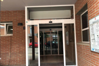 Les noves portes de vidre del consultori mèdic local.