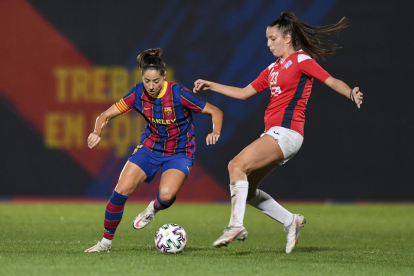 Vicky Losada intenta irse de la defensa de la leridana Andrea durante el partido disputado ayer en la Ciutat Esportiva Joan Gamper.