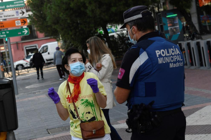 La policía municipal controla que los ciudadanos de Madrid cumplan con los confinamientos.