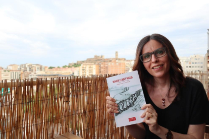 Magda Llobet, con su libro ‘Soldrac’, en su domicilio en Lleida.