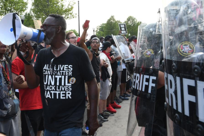 Decenas de detenidos en una nueva protesta contra el racismo en EEUU