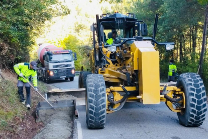 Els treballadors ja han començat la millora de camins de la comarca.