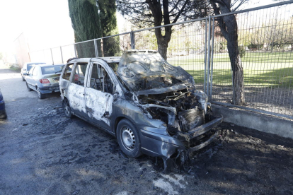 Cremen dos cotxes al carrer Boqué, al barri de la Bordeta
