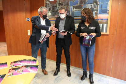 Santiago Costa, Joan Talarn i Ana Juni van presentar ahir el llibre a les instal·lacions de SEGRE.