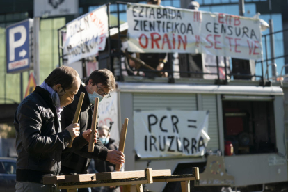 Imagen de una protesta convocada en Bilbao para “abordar el tema de Covid-19 de otra manera”.