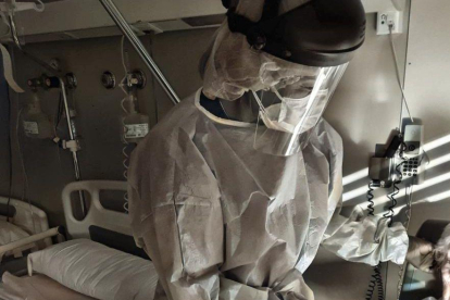 Imatge d'arxiu d'una professional de l'Hospital Universitari Santa Maria de Lleida atenent una pacient amb la covid-19.