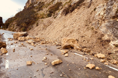 Imagen de la crecida del río Ondara a su paso porTàrrega durante el último día del temporal ‘Glòria’.