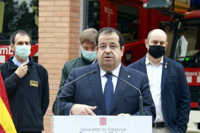 El conseller d'Interior, Joan Ignasi Elena, en el seu parlament durant la inauguració de la reforma del parc de Bombers de Balaguer.