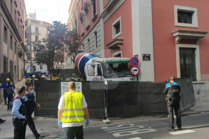 Un camió formigonera desfrenat a Lleida deixa una persona ferida