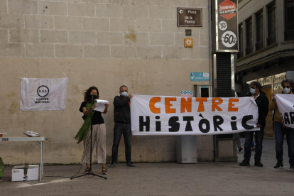 Un momento de la protesta de la plataforma Som Veïns en la plaza Paeria.