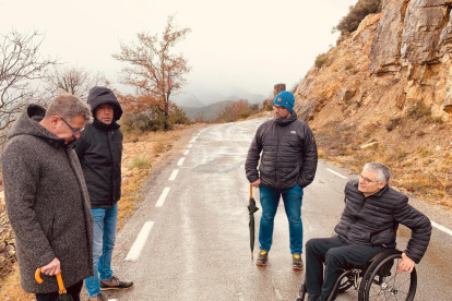 Talarn, Navarra, Baró y Latorre ayer en la carretera de acceso a Sant Esteve de la Sarga. 