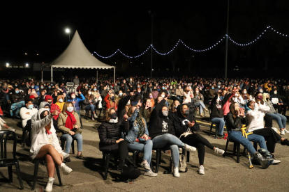 El públic durant l’actuació de Stay Homas als Camps Elisis, asseguts i amb distàncies.