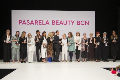 La leridana Pepa del Pozo (segunda por la izquierda), en Barcelona durante la gala de entrega de premios de los Guadí Beauty Awards.