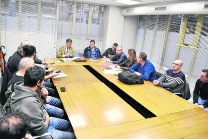 Imagen de la reunión ayer en Trabajo, que acabó sin poder conformar la mesa oficial de negociación.