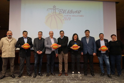 Representantes del consistorio y federativos presentaron ayer ‘Balaguer, Ciutat del Bàsquet Català’.