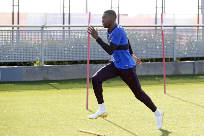 Ousmane Dembélé durante el entrenamiento de ayer.