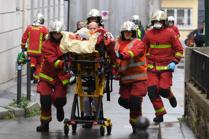 Los servicios de emergencia evacúan a uno de los heridos en el ataque terrorista de ayer, en París.