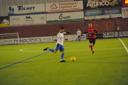 Òscar Canadell, autor ayer de dos goles, lucha un balón ante Traguany, del Alcarràs.