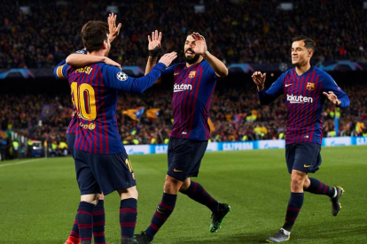 Los jugadores del Barça felicitan a Leo Messi por su segundo tanto ante el Manchester United.