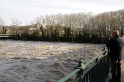 Imatge del riu Ter, baixant amb força ahir al seu pas per Girona ciutat.