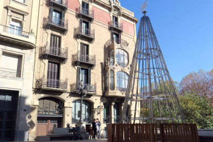 Alumnes de l'IMO de Lleida fan arbres de Nadal d'alumini per ornamentar 4 places de la ciutat