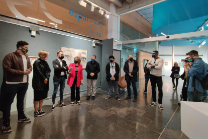 Los cinco artistas del primer Lleida_potFest, ayer en la entrada de la Paeria en ropa de ‘trabajo’.