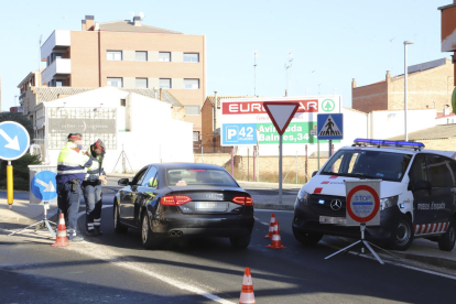 Agents dels Mossos d’Esquadra en un control de mobilitat per garantir el confinament, ahir a l’N-230 al seu pas per Alfarràs.