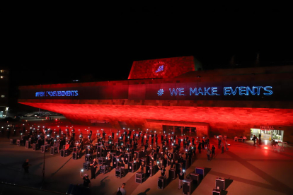 Empresas, profesionales y asociaciones del sector de los eventos y espectáculos iluminaron la Llotja de rojo en señal de protesta.  