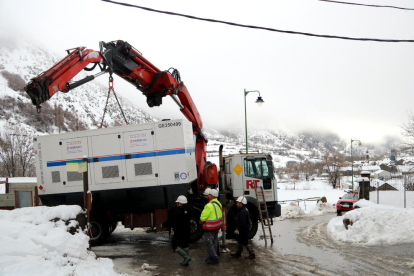 Un camió descarregant un grup electrogen a Àreu, al Pallars Sobirà.