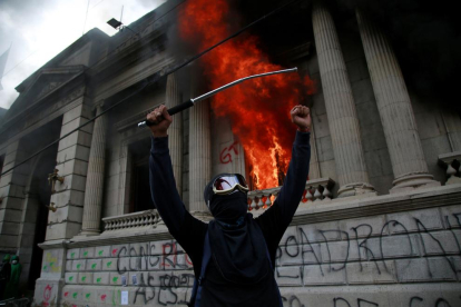 Centenars de manifestants cremen el Congrés de Guatemala